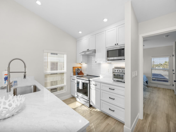 Intimate 4 unit beachfront complex